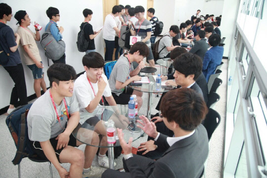 1일 구미 사업장에서 열린 LG디스플레이의 채용 설명회 '테크니컬 톡 2017'에 참가한 학생들이 선배 사원과 직무 상담을 나누고 있다.   LG디스플레이 제공